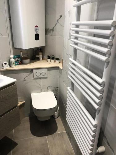 une petite salle de bain avec toilettes et lavabo dans l'établissement Résidence Res.de L Oisans - APPARTEMENT ALPE D'HUEZ PROCHE CENTRE STATION MAE-2451, à Huez