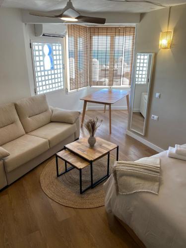 una sala de estar con un sofá y una mesa en Loft Mojacar Neptuno, en Mojácar