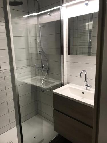 une salle de bain avec douche et lavabo dans l'établissement Résidence Skisun - APPARTEMENT ALPE D'HUEZ CENTRE STATION MAE-2471, à Huez