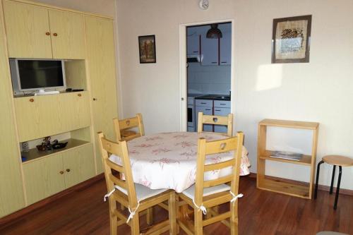 une pièce avec une table, des chaises et une télévision dans l'établissement Résidence Choucas - APPARTEMENT ALPE D'HUEZ AVENUE DU RIF NEL MAE-2491, à Huez