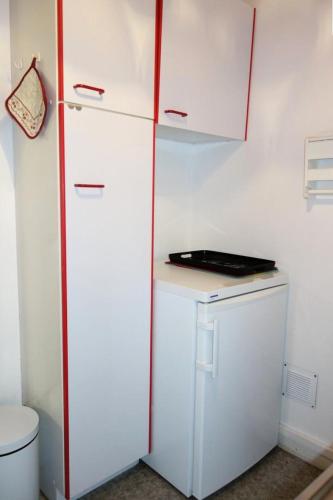 un réfrigérateur blanc et des toilettes dans une pièce dans l'établissement Résidence Choucas - APPARTEMENT ALPE D'HUEZ AVENUE DU RIF NEL MAE-2491, à Huez