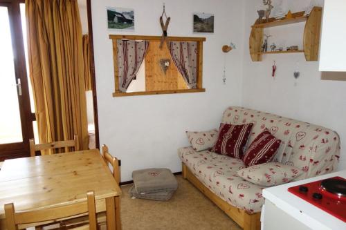 un salon avec un canapé et une table dans l'établissement Résidence Vue Et Soleil - APPARTEMENT ALPE DHUEZ QUARTIER PASSEAUX MAE-2481, à Huez