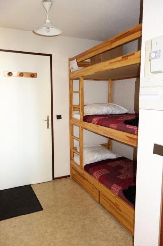 Cette chambre dispose de lits superposés avec 2 lits superposés et une porte. dans l'établissement Résidence Vue Et Soleil - APPARTEMENT ALPE DHUEZ QUARTIER PASSEAUX MAE-2481, à Huez