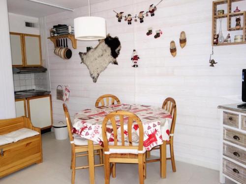 une salle à manger avec une table et des chaises dans l'établissement Résidence Lupins - APPARTEMENT ALPE D'HUEZ QUARTIER CENTRE STATION MAE-2511, à Huez