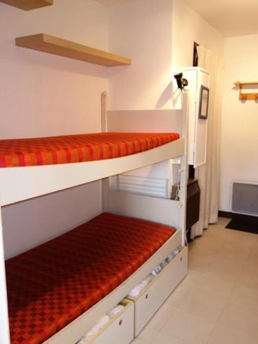 quelques lits superposés dans une chambre dans l'établissement Résidence Lupins - APPARTEMENT ALPE D'HUEZ QUARTIER CENTRE STATION MAE-2511, à Huez