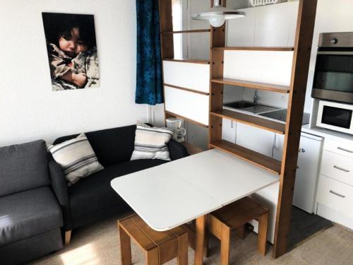 un petit salon avec un canapé et une table dans l'établissement Résidence Kandahar - APPARTEMENT ALPE D'HUEZ AVENUE DU RIF NEL MAE-2521, à Huez