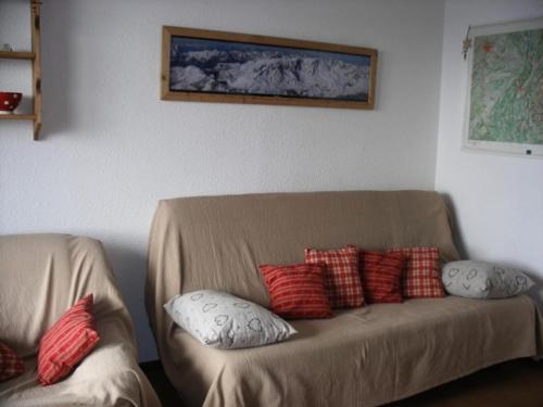 - un salon avec un canapé et des oreillers dans l'établissement Résidence Skival - APPARTEMENT ALPE D'HUEZ QUARTIER DE L'ECLOSE MAE-2551, à Huez