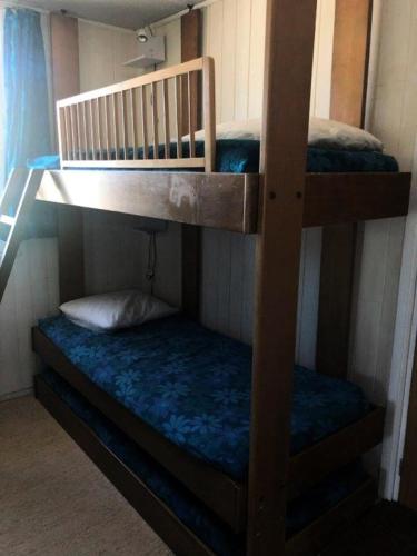 quelques lits superposés dans une chambre dans l'établissement Résidence Kandahar - APPARTEMENT ALPE D'HUEZ AVENUE DU RIF NEL MAE-2521, à Huez