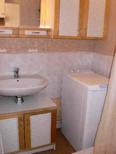une salle de bain avec un lavabo et une machine à laver dans l'établissement Résidence Skival - APPARTEMENT ALPE D'HUEZ QUARTIER DE L'ECLOSE MAE-2551, à Huez