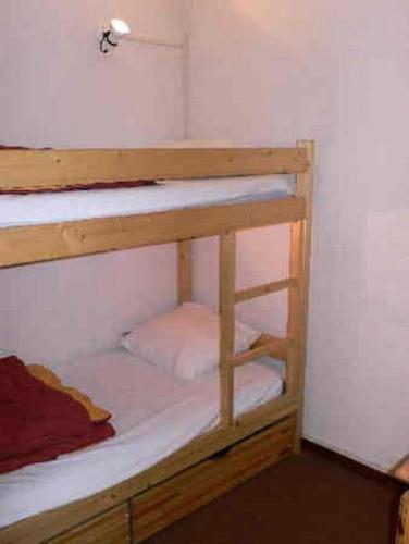 Ce lit superposé se trouve dans une petite chambre dotée de lits superposés. dans l'établissement Résidence Skival - APPARTEMENT ALPE D'HUEZ QUARTIER DE L'ECLOSE MAE-2551, à Huez