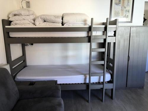 quelques lits superposés dans une chambre dans l'établissement Résidence Sures A - APPARTEMENT ALPE D'HUEZ PROCHE CENTRE STATION MAE-2561, à Huez