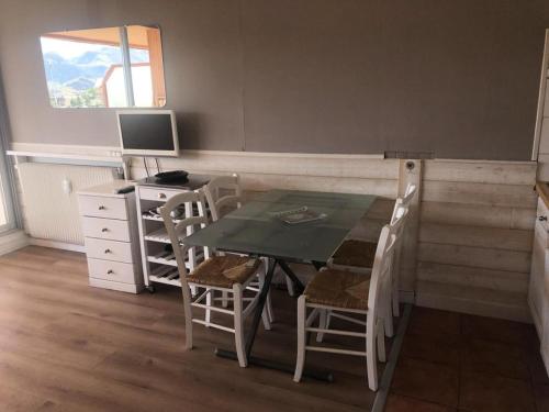 d'une salle à manger avec une table, des chaises et un bureau. dans l'établissement Résidence Olympiades B - APPARTEMENT ALPE D'HUEZ CENTRE STATION MAE-2581, à Huez