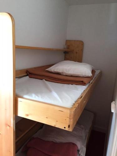 quelques lits superposés dans une chambre dans l'établissement Résidence Olympiades B - APPARTEMENT ALPE D'HUEZ CENTRE STATION MAE-2581, à Huez