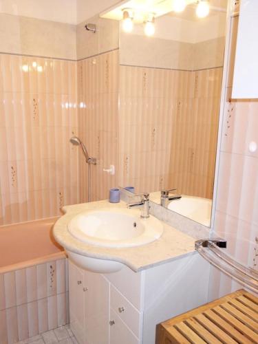 une salle de bain avec un lavabo, une douche et une baignoire dans l'établissement Résidence Samovar - APPARTEMENT ALPE D'HUEZ CENTRE STATION MAE-2591, à Huez