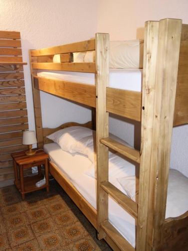 quelques lits superposés dans une chambre dans l'établissement Résidence Samovar - APPARTEMENT ALPE D'HUEZ CENTRE STATION MAE-2591, à Huez