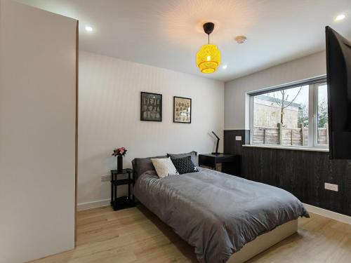 a bedroom with a bed and a window at 2 Bedroom Cotswold Bungalow in Castle Combe