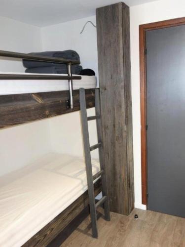 - un lit superposé avec une échelle dans une chambre dans l'établissement Résidence Taburle - APPARTEMENT ALPE D'HUEZ HAUT DE STATION MAE-2621, à Huez