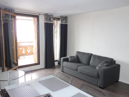 un salon avec un canapé et une table dans l'établissement Résidence Taburle - APPARTEMENT ALPE D'HUEZ HAUT DE STATION MAE-2611, à Huez