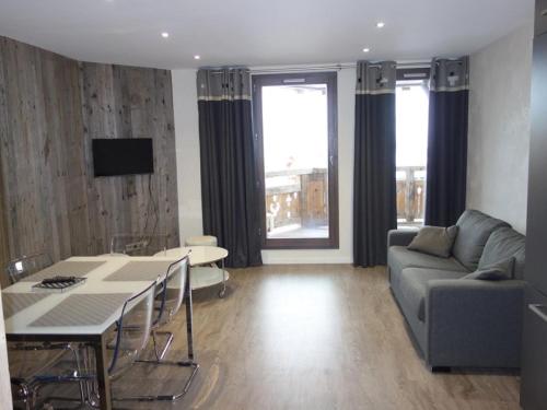 un salon avec un canapé et une table dans l'établissement Résidence Taburle - APPARTEMENT ALPE D'HUEZ HAUT DE STATION MAE-2611, à Huez