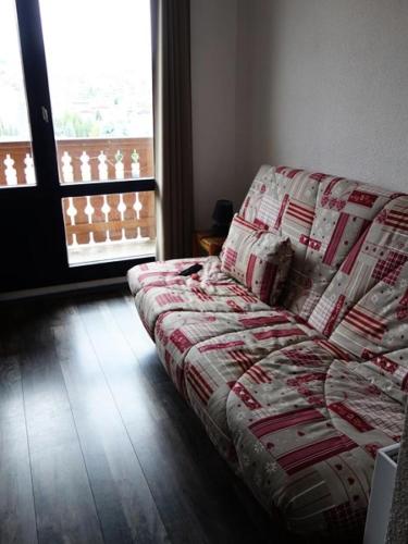 - une chambre avec un lit et des boîtes dans l'établissement Résidence Val D'huez - APPARTEMENT ALPE D'HUEZ QUARTIER ECLOSE MAE-2631, à Huez