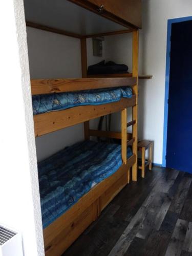 deux lits superposés dans une chambre avec parquet dans l'établissement Résidence Val D'huez - APPARTEMENT ALPE D'HUEZ QUARTIER ECLOSE MAE-2631, à Huez