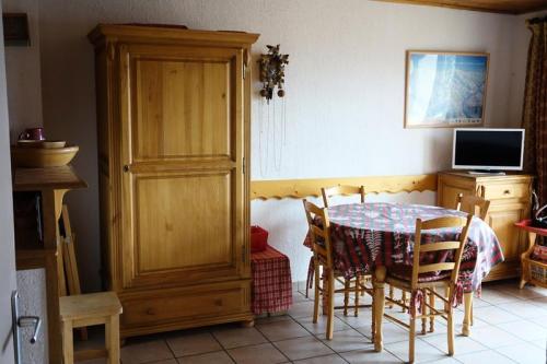 une cuisine avec une table et des chaises et une télévision dans l'établissement Résidence Paradis B - APPARTEMENT ALPE D'HUEZ QUARTIER DU VIEL ALPE MAE-2671, à Huez