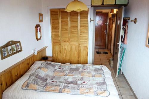 - une chambre avec un lit et une porte en bois dans l'établissement Résidence Paradis B - APPARTEMENT ALPE D'HUEZ QUARTIER DU VIEL ALPE MAE-2671, à Huez