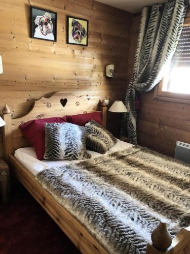 - une chambre avec un grand lit dans une cabane en rondins dans l'établissement Chalet Alpina - APPARTEMENT ALPE D'HUEZ HAUT DE STATION MAE-2661, à Huez