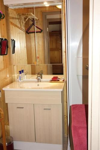 une salle de bain avec un lavabo et un réfrigérateur dans l'établissement Résidence Paradis B - APPARTEMENT ALPE D'HUEZ QUARTIER DU VIEL ALPE MAE-2671, à Huez