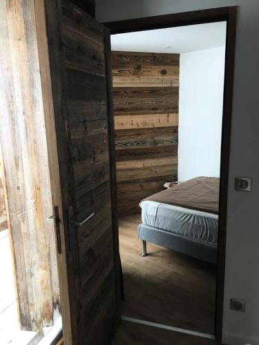 une porte menant à une chambre avec un lit dans l'établissement Résidence Taburle - APPARTEMENT ALPE D'HUEZ HAUT DE STATION MAE-2641, à Huez