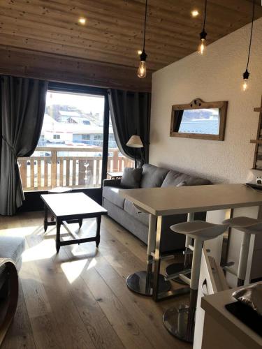 un salon avec un canapé et une table dans l'établissement Résidence Richelieu - APPARTEMENT ALPE D'HUEZ RUE DU MAQUIS DE L'OISANS MAE-2691, à Huez