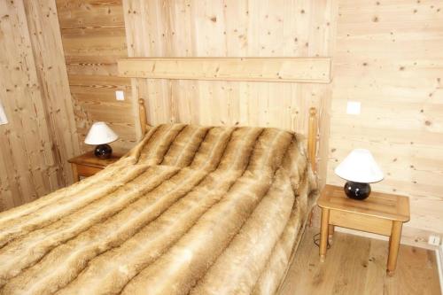 - une chambre avec un lit et 2 lampes sur les tables dans l'établissement Résidence Richelieu - APPARTEMENT ALPE D'HUEZ RUE DU MAQUIS DE L'OISANS MAE-2691, à Huez