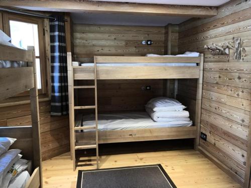 a room with bunk beds in a log cabin at Chalet Pic Bayle - CHALET HAUT COGNET 250 m²-10 pers MAE-2701 in LʼHuez