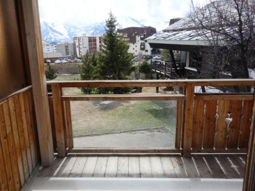 un balcon avec vue sur les montagnes dans l'établissement Résidence Rousses - APPARTEMENT ALPE D'HUEZ HAUT DE STATION MAE-2721, à Huez
