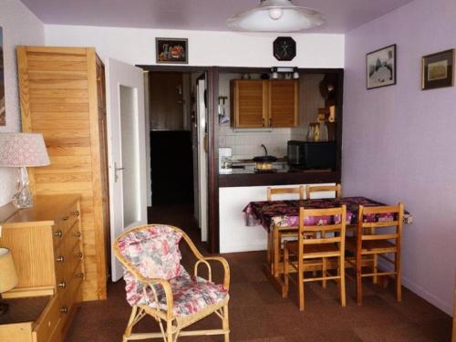 une cuisine et une salle à manger avec une table et des chaises dans l'établissement Résidence Pleiades - APPARTEMENT ALPE D'HUEZ ROUTE DU SIGNAL MAE-2731, à Huez