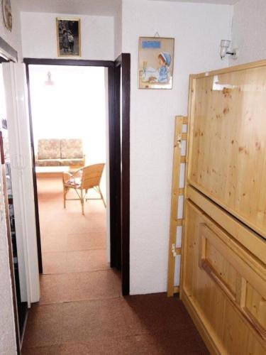 un couloir avec une porte s'ouvrant sur une chambre dans l'établissement Résidence Pleiades - APPARTEMENT ALPE D'HUEZ ROUTE DU SIGNAL MAE-2731, à Huez
