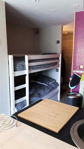 Cette chambre dispose d'un placard ouvert avec une table en bois. dans l'établissement Résidence Helios - STUDIO ALPE D'HUEZ CENTRE STATION AVEC PARKING COUVERT MAE-2761, à Huez