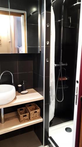 une salle de bain avec une douche, un lavabo et des toilettes dans l'établissement Résidence Helios - STUDIO ALPE D'HUEZ CENTRE STATION AVEC PARKING COUVERT MAE-2761, à Huez