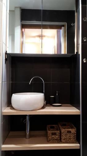 une salle de bain avec un lavabo blanc et un miroir dans l'établissement Résidence Helios - STUDIO ALPE D'HUEZ CENTRE STATION AVEC PARKING COUVERT MAE-2761, à Huez