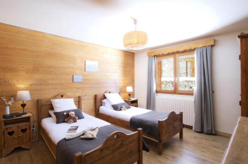 a bedroom with two beds and a window at Résidence Alexandre & Chartreuse - CHALET ALEXANDRE MAE-9571 in Vénosc