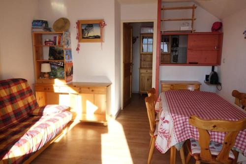 un salon avec une table et un canapé dans l'établissement Résidence Ecrin D 'huez - APPARTEMENT ALPE D'HUEZ DANS QUARTIER BERGERS MAE-2791, à Huez