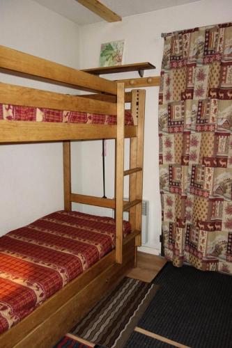 - une chambre avec 2 lits superposés et un rideau dans l'établissement Résidence Ecrin D 'huez - APPARTEMENT ALPE D'HUEZ DANS QUARTIER BERGERS MAE-2791, à Huez