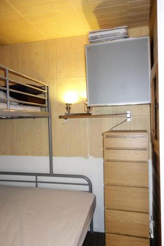 Cette chambre comprend un lit et un tableau blanc sur un mur. dans l'établissement Résidence Skival - APPARTEMENT ALPE D'HUEZ QUARTIER DE L'ECLOSE MAE-2811, à Huez