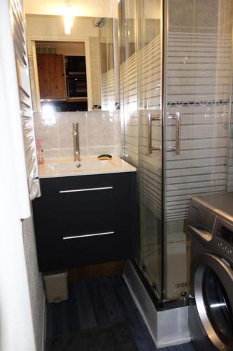 une salle de bain avec un lavabo et une douche en verre dans l'établissement Résidence Skival - APPARTEMENT ALPE D'HUEZ QUARTIER DE L'ECLOSE MAE-2811, à Huez