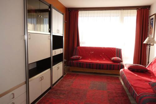 - un salon avec un canapé rouge et une fenêtre dans l'établissement Résidence Pleiades - STUDIO 30m2 ROUTE DU SIGNAL CENTRE STATION MAE-2841, à Huez