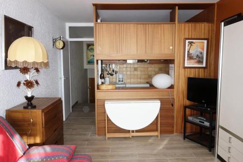 un salon avec un canapé et une télévision dans l'établissement Résidence Pleiades - STUDIO 30m2 ROUTE DU SIGNAL CENTRE STATION MAE-2841, à Huez