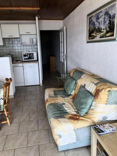 un salon avec un canapé et une cuisine dans l'établissement Résidence Concorde - APPARTEMENT ALPE D'HUEZ AVENUE DU RIF NEL MAE-2851, à Huez