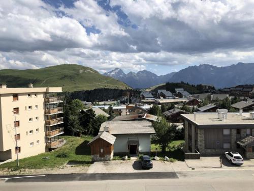 une vue aérienne sur une ville avec des montagnes en arrière-plan dans l'établissement Résidence Concorde - APPARTEMENT ALPE D'HUEZ AVENUE DU RIF NEL MAE-2851, à Huez