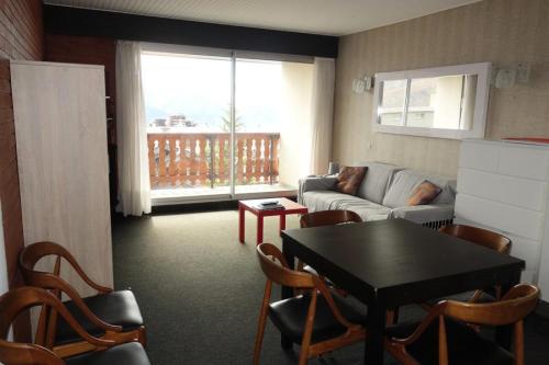 un salon avec une table et un canapé dans l'établissement Résidence Solarium - APPARTEMENT 2 PIECES 46m2 HAUT DE STATION MAE-2921, à Huez