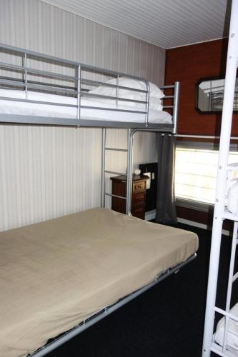 une chambre avec deux lits superposés et un bureau dans l'établissement Résidence Solarium - APPARTEMENT 2 PIECES 46m2 HAUT DE STATION MAE-2921, à Huez